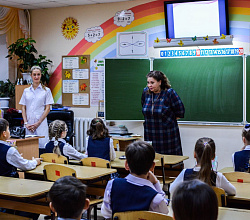 Врач-кардиолог, кандидат медицинских наук, научный сотрудник Ксения Авдеева проводит профилактический урок в одной из тюменских школ для учеников 4 класса
