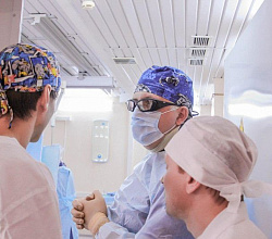 Хирурги отделения рентгенхирургических методов диагностики и лечения № 1 во время мастер-класса по лечению сложных случаев